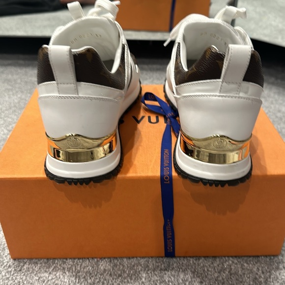 Authentic Louis Vuitton run away sneaker - Picture 4 of 8